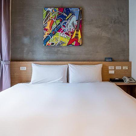 Check Inn Express Taichung Yizhong Экстерьер фото