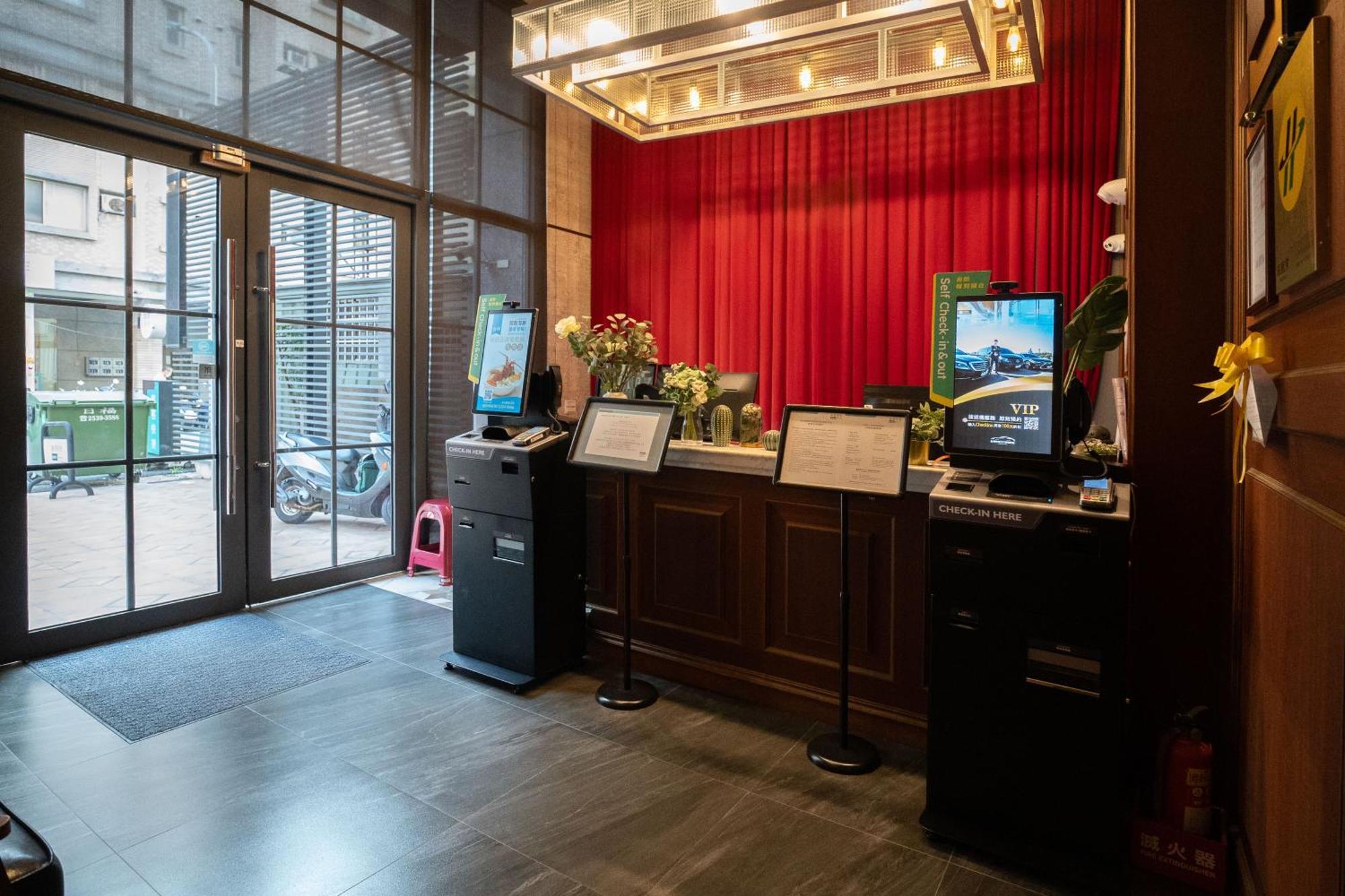 Check Inn Express Taichung Yizhong Экстерьер фото
