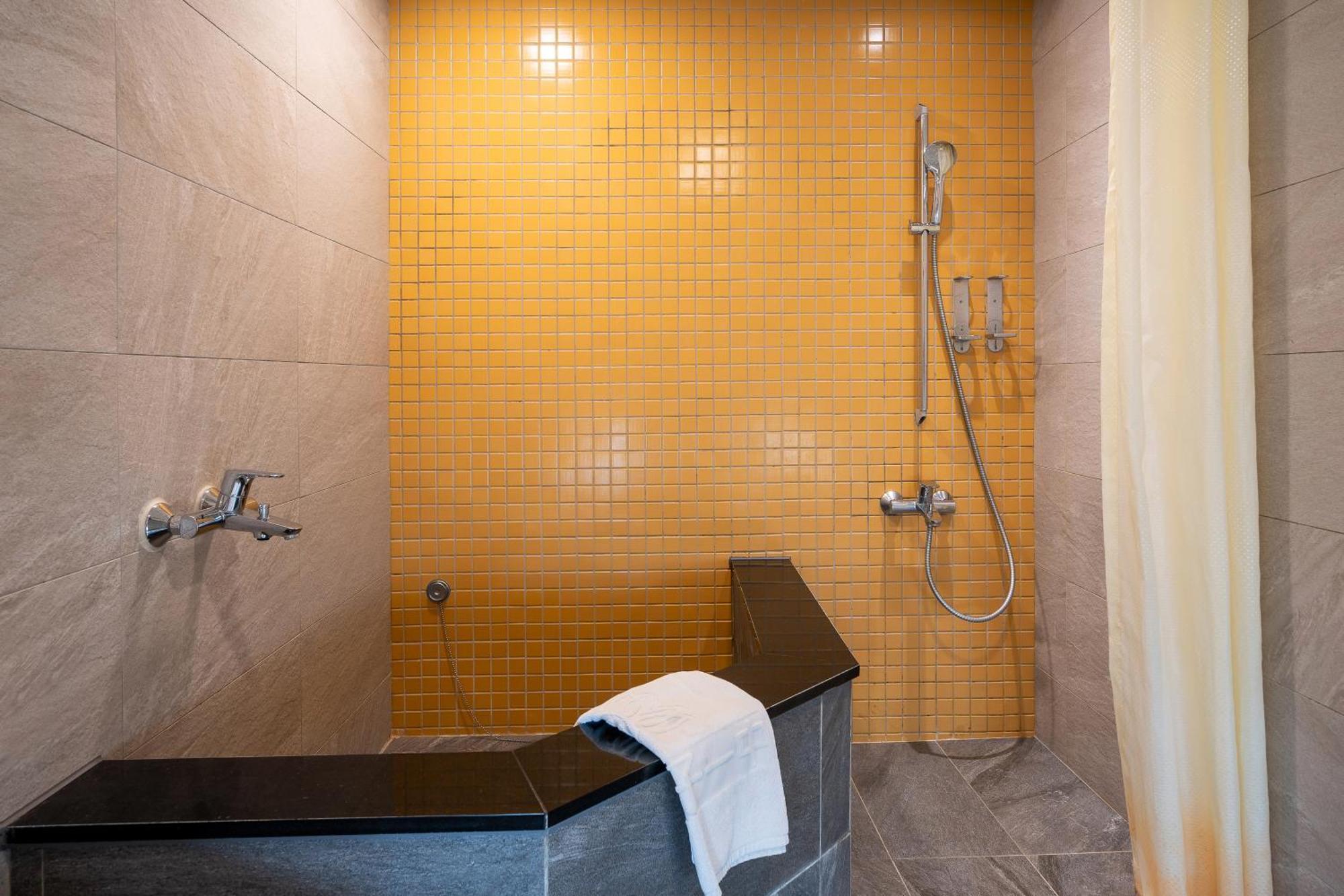 Check Inn Express Taichung Yizhong Экстерьер фото